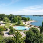 Havneparken kikötői park Kalundborgban, gyönyörű zöld felülettel és vízparti sétánnyal.