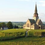 Raklev templom a dombon Kalundborgban, árnyékos rét mögött