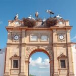 Az Arco da Vila, Faro városkapuja gólyafészkekkel.