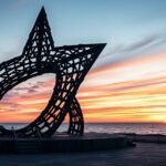 A Halászok emlékműve Hirtshals városában naplementében.