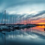 Middelfart marina naplementében, vitorlás hajókkal és hangulatos sétányokkal