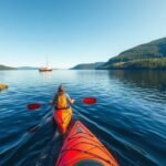 Kajakozás a Fænøsund szoros nyugodt vizén Middelfartnál, Dánia.