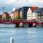 Middelfart városképe, piros híd és tengerparti házak