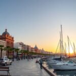 Kikötő és vitorlások naplementében Faro városában