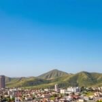 Yaoundé város panorámája, dombokkal és trópusi zölddel.