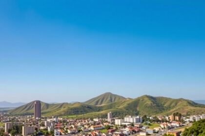 Yaoundé város panorámája, dombokkal és trópusi zölddel.