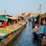 Kribi halpiac, színes halászhajók és friss tengeri ételek