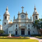 Kribi gyarmati templom pasztellszínű homlokzata és zöld tája