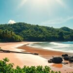 Kribi tengerpart a napfényben és zöld dombokkal