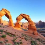 Két lenyűgöző kőkapu az Arches Nemzeti Parkban, vörös sziklák között.