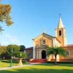 A Bélabo katolikus misszió színes temploma és zöld környezete