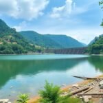 A festői Kako-gát látképe Batouri közelében, nyugodt vízfelülettel.