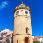 Albufeira Óratorony az égbolt alatt, történelmi helyszín.