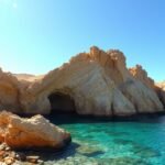 Xorino-barlang Albufeira közelében, türkiz tenger és sziklafalak.