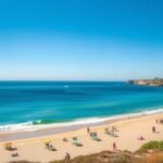 Albufeira tengerpartja napsütésben, ideális nyaralási helyszín.