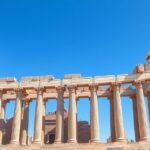 Évóra Római Templom monumentális oszlopai a kék égen.