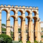 Évora híres Água de Prata vízvezetékének kőívei kék ég alatt.