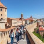 Séta a középkori városfalon Évorában, gyönyörű kilátással.