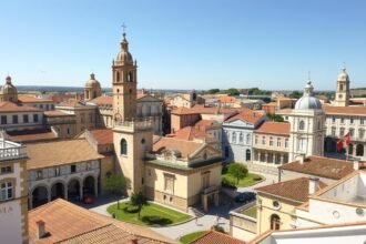 Évora városközpontjának lélegzetelállító látképe, történelmi épületekkel.