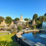 A Buddha Eden Garden lenyűgöző tája Buddha-szobrokkal és tavakkal.