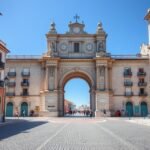 A gyönyörű Arco de Almedina városkapu Coimbra belvárosában.