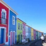 Costa Nova csíkos halászházai tengerparti sétányon Aveiróban