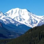 Denali, Alaszka legmagasabb csúcsa hóval borítva, festői háttérrel.