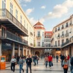 Vásárlás a Forum Aveiro bevásárlóközpontban, sok ember a sétálóutcában.