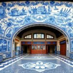 Azulejo csempe a São Bento pályaudvaron Portóban, Portugáliában.