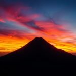 Lenyűgöző naplemente a Cerro de la Silla hegyvonulatával Monterrey közelében.
