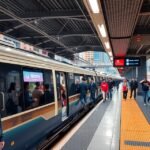 Metrorrey metróhálózat Monterrey városában, utasok a peronon.