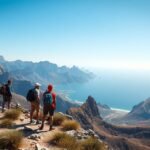 Felnőttek túráznak a Mount Solmar csúcsán Cabo San Lucas közelében.