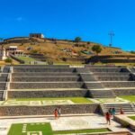 A Mitla régészeti lelőhely lélegzetelállító mozaikokkal és lépcsőkkel.