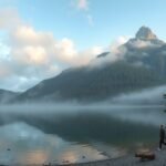 Séta a Mummelsee tengerszem körül ködös tájban Hornisgrinde csúcsával