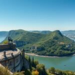 A Loreley-szikla kilátása a Rajnára és a környező dombokra.