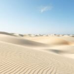 Sylt dűnéi homokpartja, végtelen homok és kék ég.