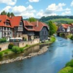 Monschau város látképe favázas házakkal és a Rur folyóval.