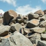 Mászás a kőtömbök között a Felsenmeer sziklasoknál Odenwaldban.