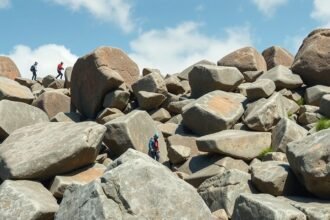 Mászás a kőtömbök között a Felsenmeer sziklasoknál Odenwaldban.