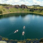 Fürdők a kristálytiszta Eifel krátertóban a vulkánok között.