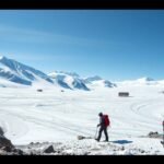 Túrázók az Aletsch-gleccser jégfolyama mellett az Alpokban.