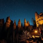 Fáklyás túra az Externsteinenél a Teutoburgi-erdőben, csillagos ég alatt