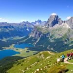 Panorámás kilátás a Picos de Europából a hegyi tavakra és a turistákra