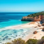 Menorca érintetlen strandja kristálytiszta vízzel és sziklás parttal.