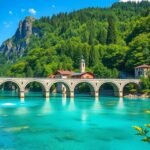 A Verzasca-völgy híres hídja a kristálytiszta víz fölött