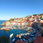 Cudillero halászfalu festői kikötője Asztúriában színes házakkal