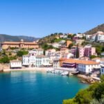 Cadaqués festői öble a fehér falú házakkal és a tengerrel.