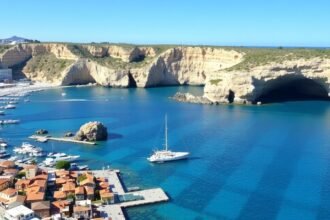 Nerja, Balcón de Europa kilátás a Földközi-tengerre és barlangokra