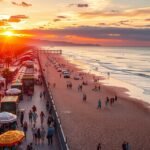 Napsütés a Torremolinos tengerpartján, emberek sétálnak és pihennek.