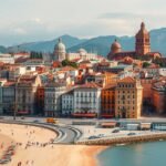 Málaga tengerparti városkép, színes épületekkel és hegyekkel a háttérben